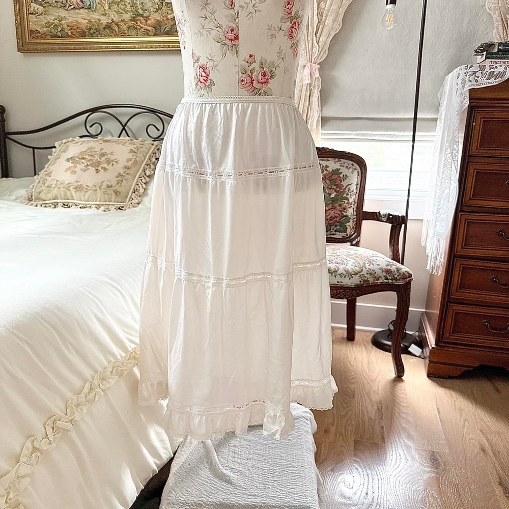 white prairie‎ midi skirt  70s fits size small to medium white tiered prairie